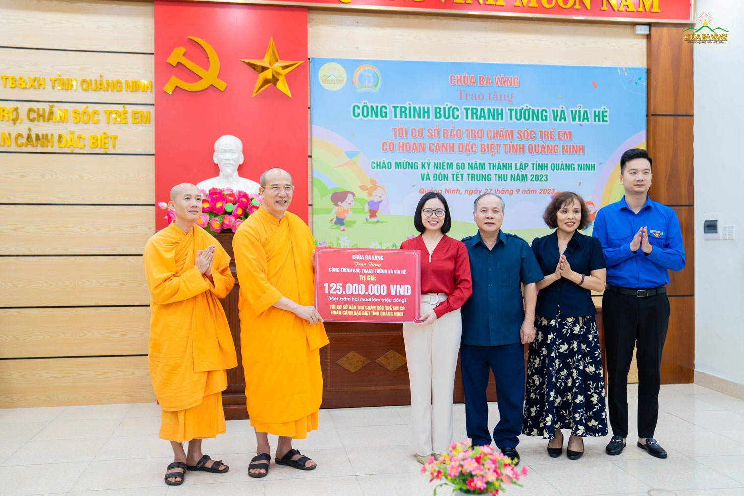 Ngày 27/9, Sư Phụ Thích Trúc Thái Minh đại diện Chùa Ba Vàng đã trao tặng cho Cơ sở bảo trợ chăm sóc trẻ em có hoàn cảnh đặc biệt tỉnh Quảng Ninh bức vẽ tranh tường có diện tích hơn 200 m2, được thực hiện ngay trong khuôn viên cơ sở