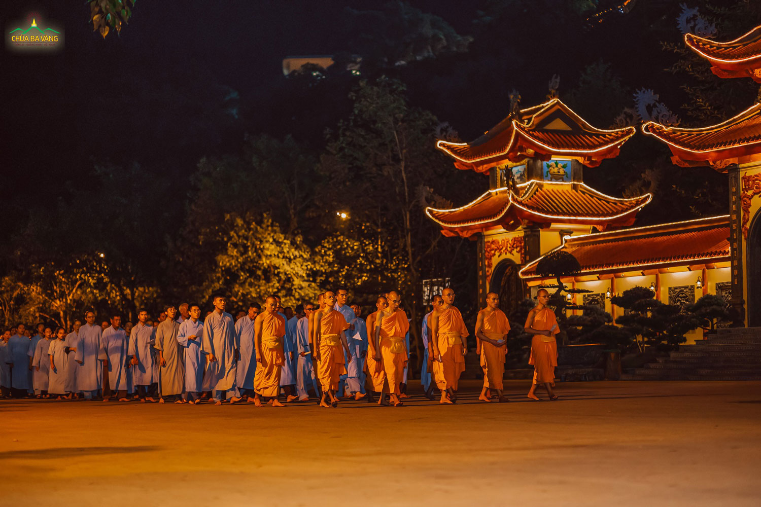 Những tiếng tán tụng Phật, Pháp, Tăng (Tam Bảo) vang lên trong đêm tối