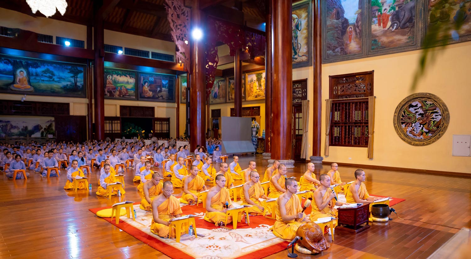 Các thành viên trong CLB cùng các cô bác Phật tử tham gia Pháp đàn Lương Hoàng Bảo Sám theo sự dẫn chúng của chư Tăng chùa Ba Vàng