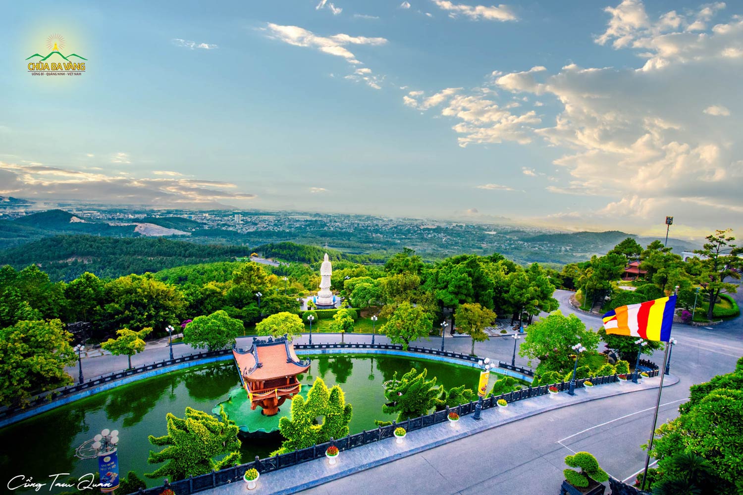 Đứng ở cổng Tam Quan nội và hướng tầm mắt ra xa, các bạn có thể ngắm nhìn toàn cảnh thành phố Uông Bí