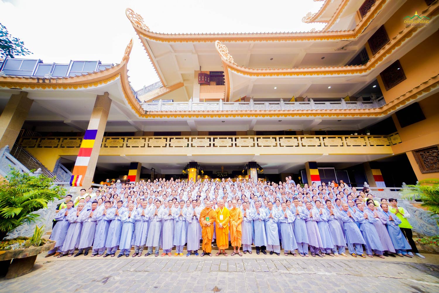 Thầy Thích Trúc Thái Minh cùng chư Tăng, các Phật tử trong CLB Cúc Vàng và các bạn trẻ trong CLB Tuổi trẻ Ba Vàng chụp hình lưu niệm tại pháp viện Minh Đăng Quang
