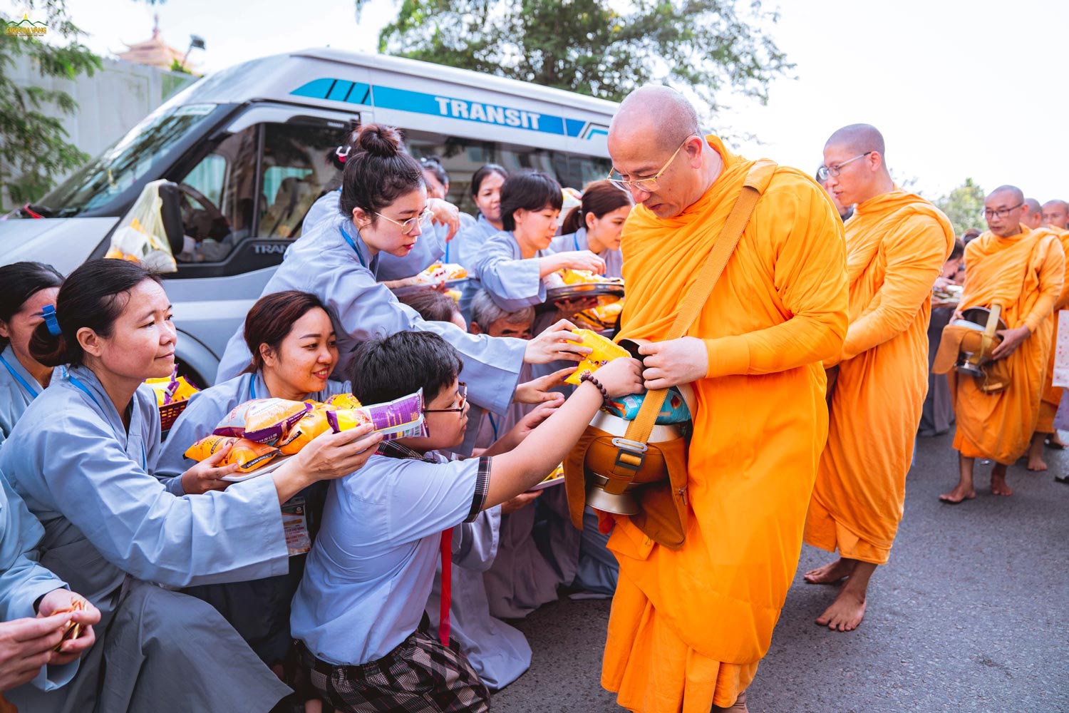 Sư Phụ Thích Trúc Thái Minh thọ nhận sự cúng dường từ các Phật tử
