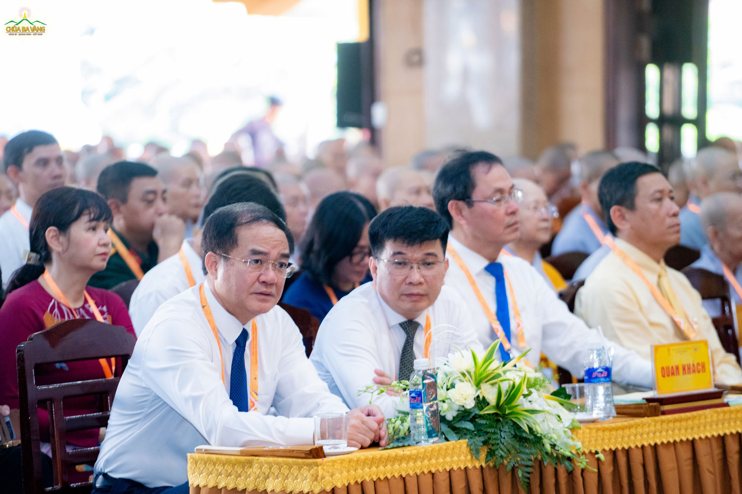 Ông Vũ Chiến Thắng - Thứ trưởng Bộ Nội vụ (ngoài cùng bên trái), ông Lê Minh Khánh - Phó Vụ trưởng Vụ Tôn giáo thuộc Ban Dân vận TW cùng các đại biểu quan khách tham dự chương trình