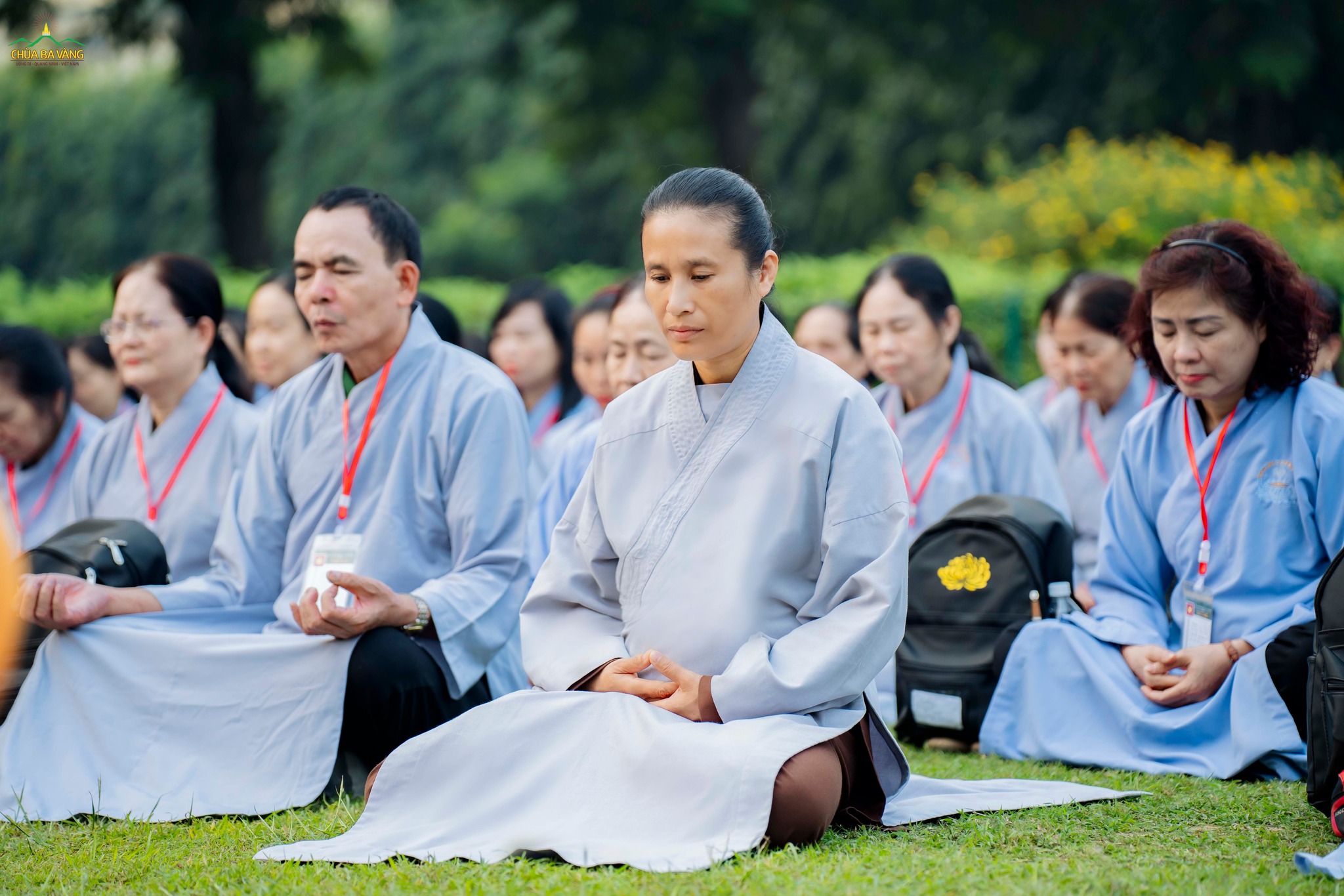 Các Phật tử đã có những giây phút tọa thiền tĩnh lặng tại Tháp Hạnh Ngộ Chaukhandi