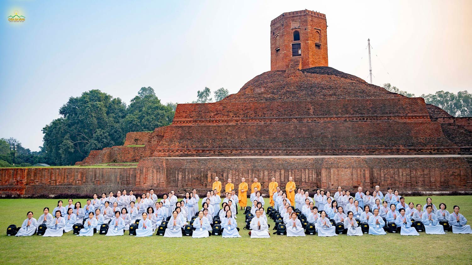 Chư Tăng, Phật tử chùa Ba Vàng chụp ảnh lưu niệm tại Tháp Hạnh Ngộ Chaukhandi, Ấn Độ