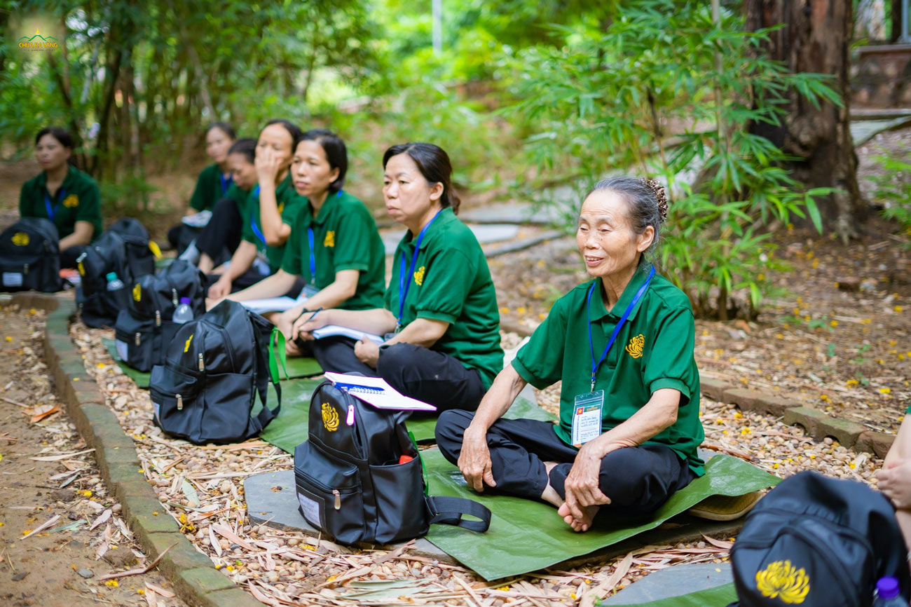 Các Phật tử chăm chú lắng nghe lời chia sẻ của Cô chủ nhiệm
