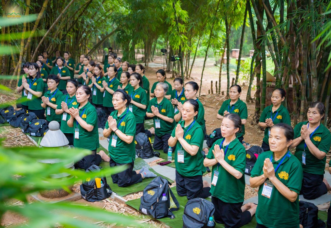 Theo sự hướng dẫn của Cô chủ nhiệm Phạm Thị Yến, các Phật tử cung kính chắp tay tác bạch trước khi ngồi thiền
