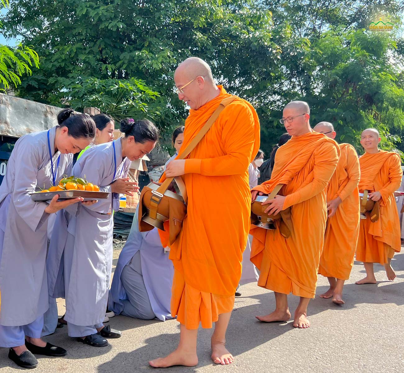Các Phật tử hạnh phúc khi được cúng dường Sư Phụ cùng chư tôn đức Tăng