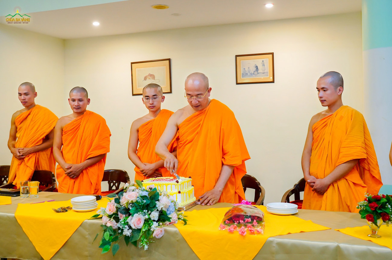 Sư Phụ cắt bánh do các Phật tử cúng dường tri ân Sư Phụ