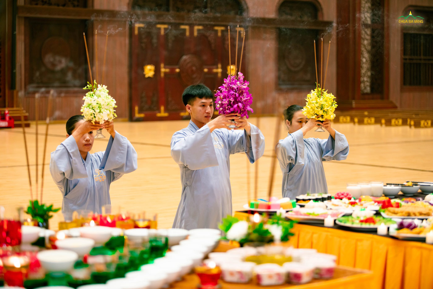 Các Phật tử dâng hương hoa theo nghi thức