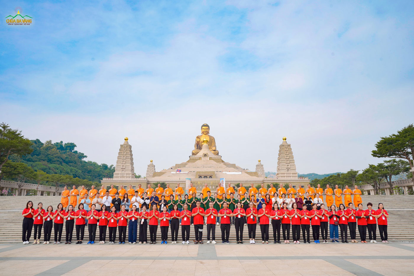 Phái đoàn chùa Ba Vàng chụp hình lưu niệm tại chùa Phật Quang Sơn