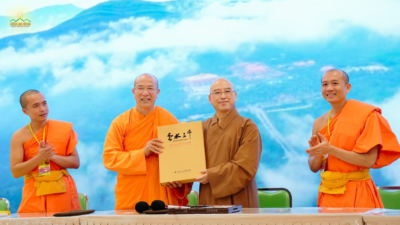 Đại diện chùa Phật Quang Sơn, Thầy Tuệ Luân kính tặng chùa Ba Vàng một món quà ý nghĩa