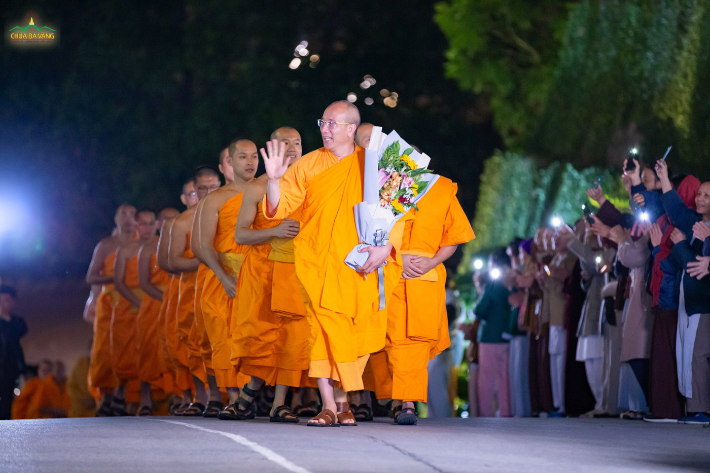 Sư Phụ vẫy tay chào các Phật tử, cư sĩ chùa