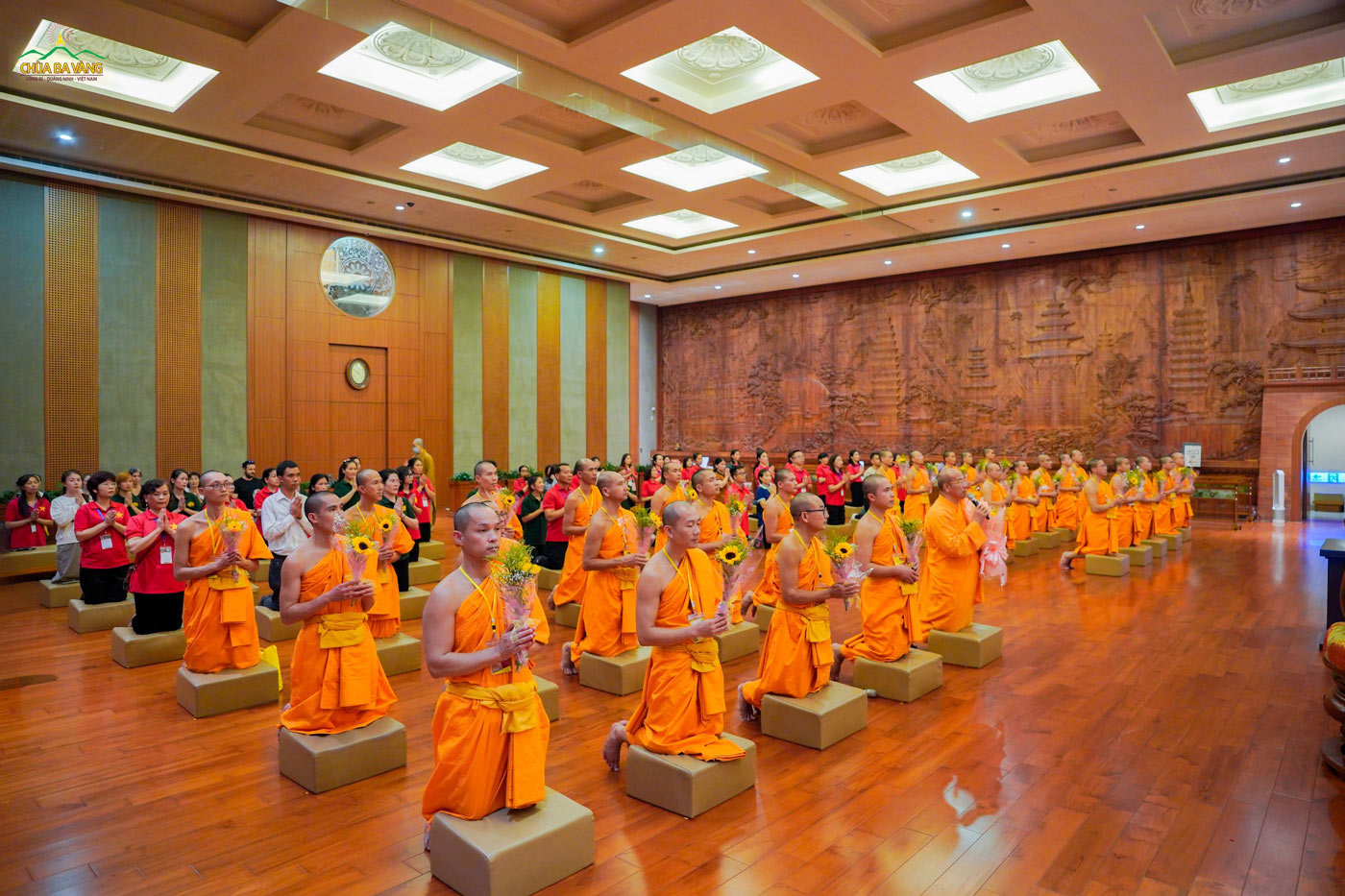 Thầy Thích Trúc Thái Minh tác bạch trước tôn tượng Đức Phật