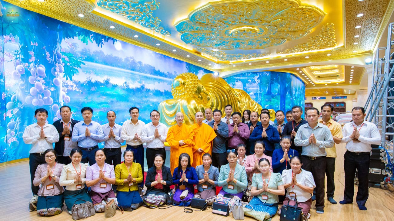 Đoàn chụp hình lưu niệm tại tôn tượng Đức Phật nhập Niết bàn
