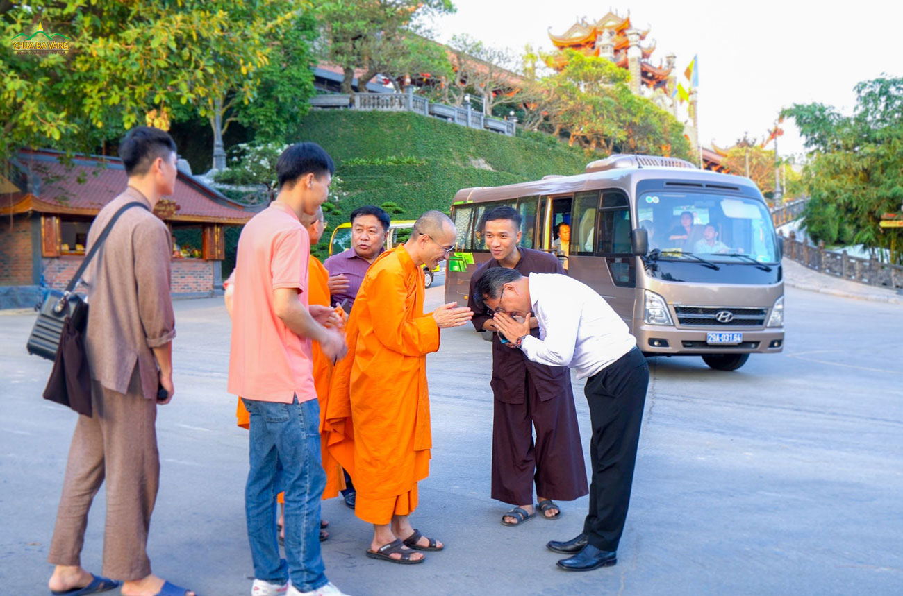 Trước khi ra về, ông Vanhdy Chansombath đại diện đoàn gửi lời cảm ơn sâu sắc trước sự tiếp đón ân cần, chu đáo của chư Tăng, Phật tử bổn tự