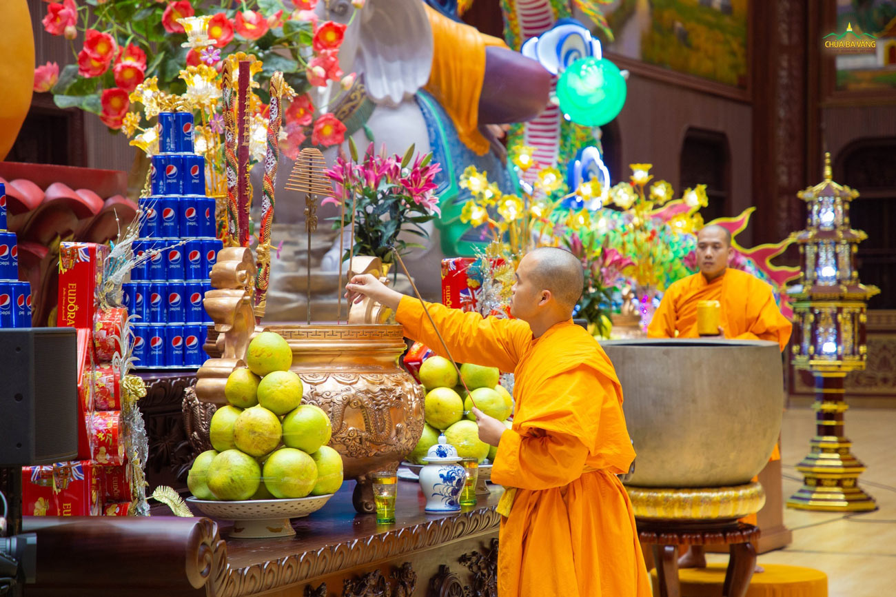 Chư Tăng dâng hương tại ban thờ Phật