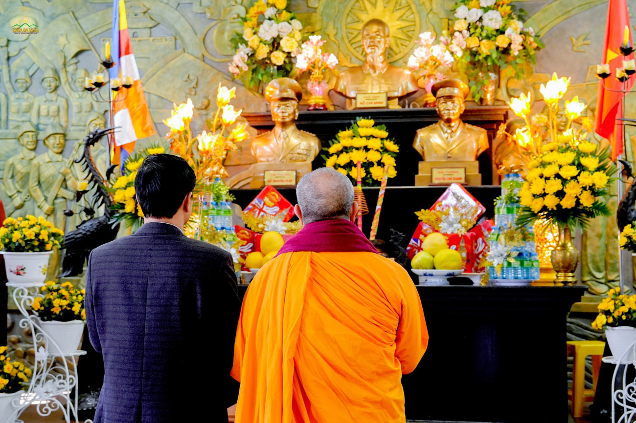 Nhân dịp này, Sư Phụ cùng ông Phạm Tuấn Đạt dâng hương tại nhà thờ Anh hùng Liệt sĩ chùa Ba Vàng - thế hệ đi sau tiếp bước Phật hoàng Trần Nhân Tông giữ gìn và bảo vệ bờ cõi đất nước