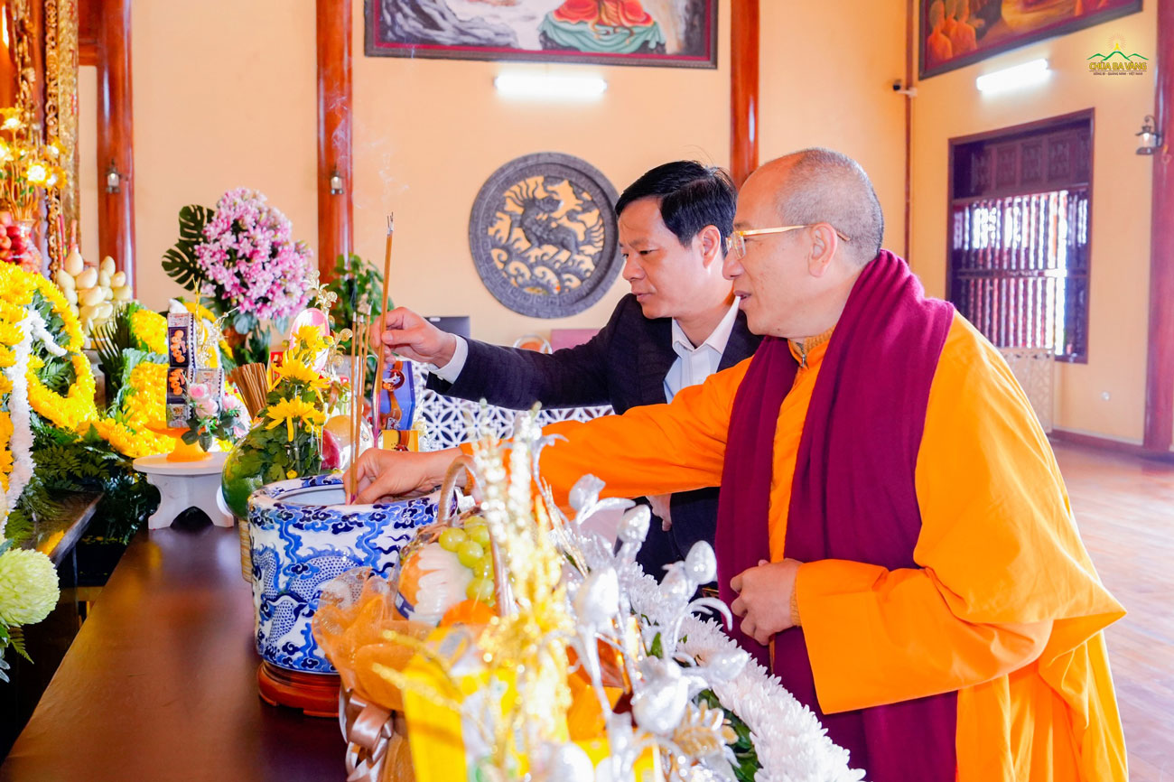 Sư Phụ cùng ông Phạm Tuấn Đạt dâng hương trước ban thờ Phật hoàng Trần Nhân Tông
