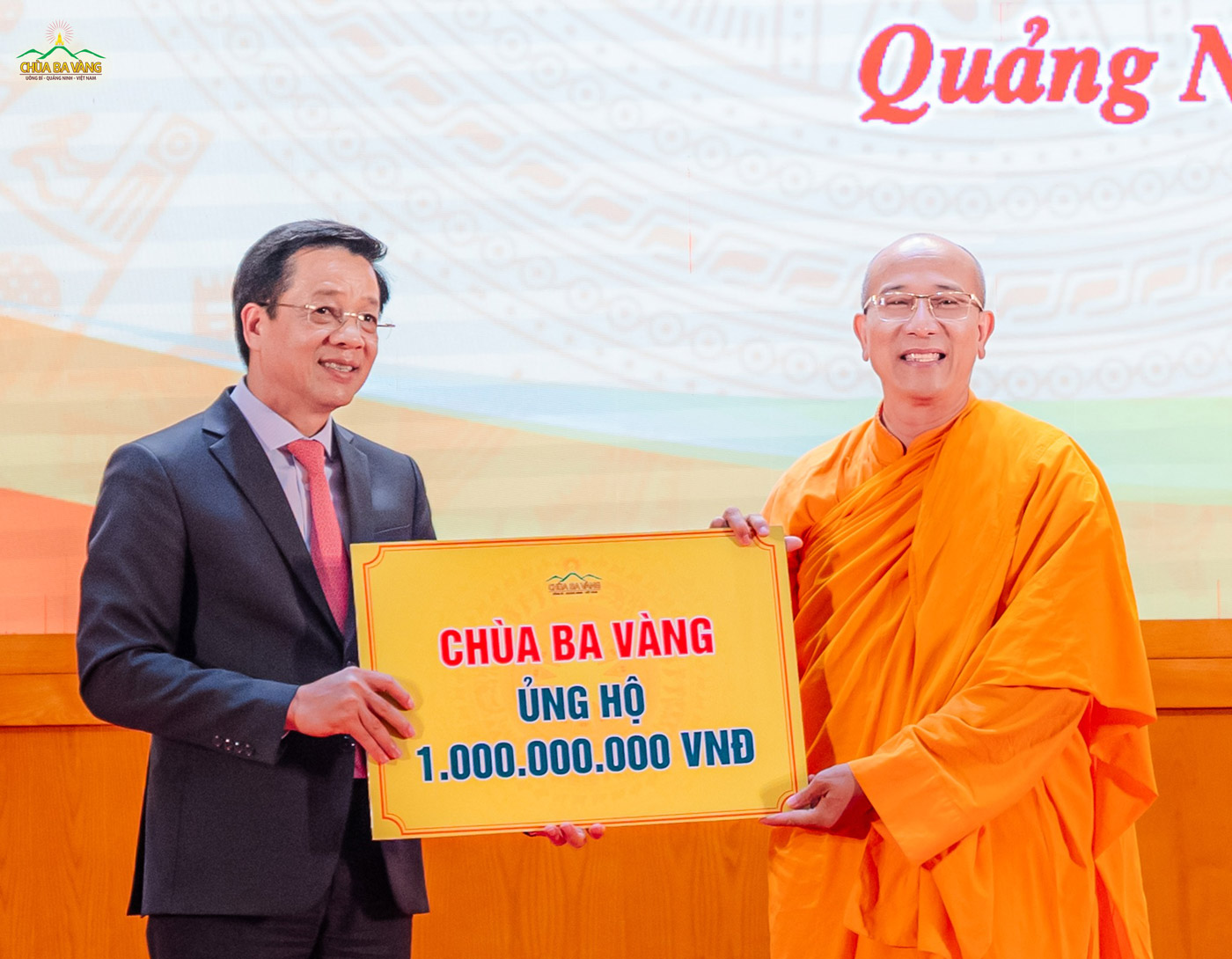 Chùa Ba Vàng ủng hộ một tỷ đồng chung tay, góp sức làm nhà Đại đoàn kết cho hộ nghèo tỉnh Điện Biên và hỗ trợ các hộ nghèo, hộ cận nghèo trên địa bàn tỉnh Quảng Ninh