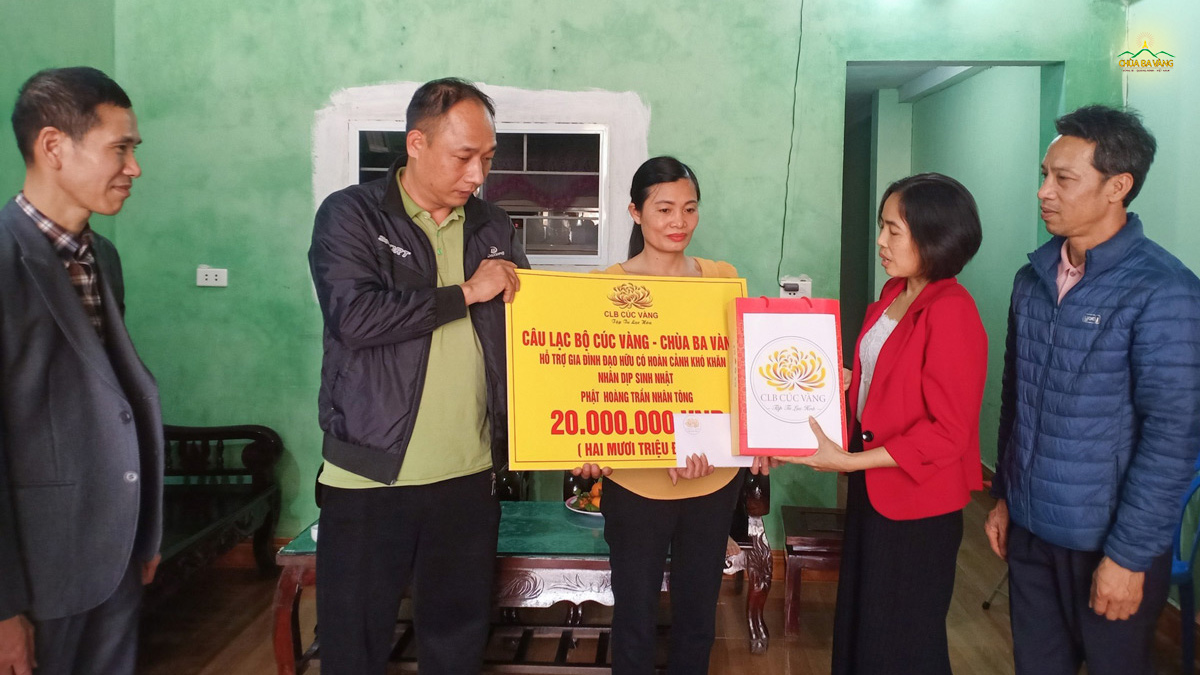 Đạo tràng Minh Tâm Quảng La, Quảng Ninh trao quà của CLB đến gia đình Phật tử có hoàn cảnh khó khăn