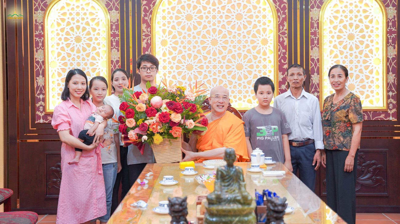 Chị Lê Thị Thắm (ngoài cùng bên trái) - Phật tử xa xứ châu Mỹ, cùng gia đình đã về chùa Ba Vàng đảnh lễ Sư Phụ