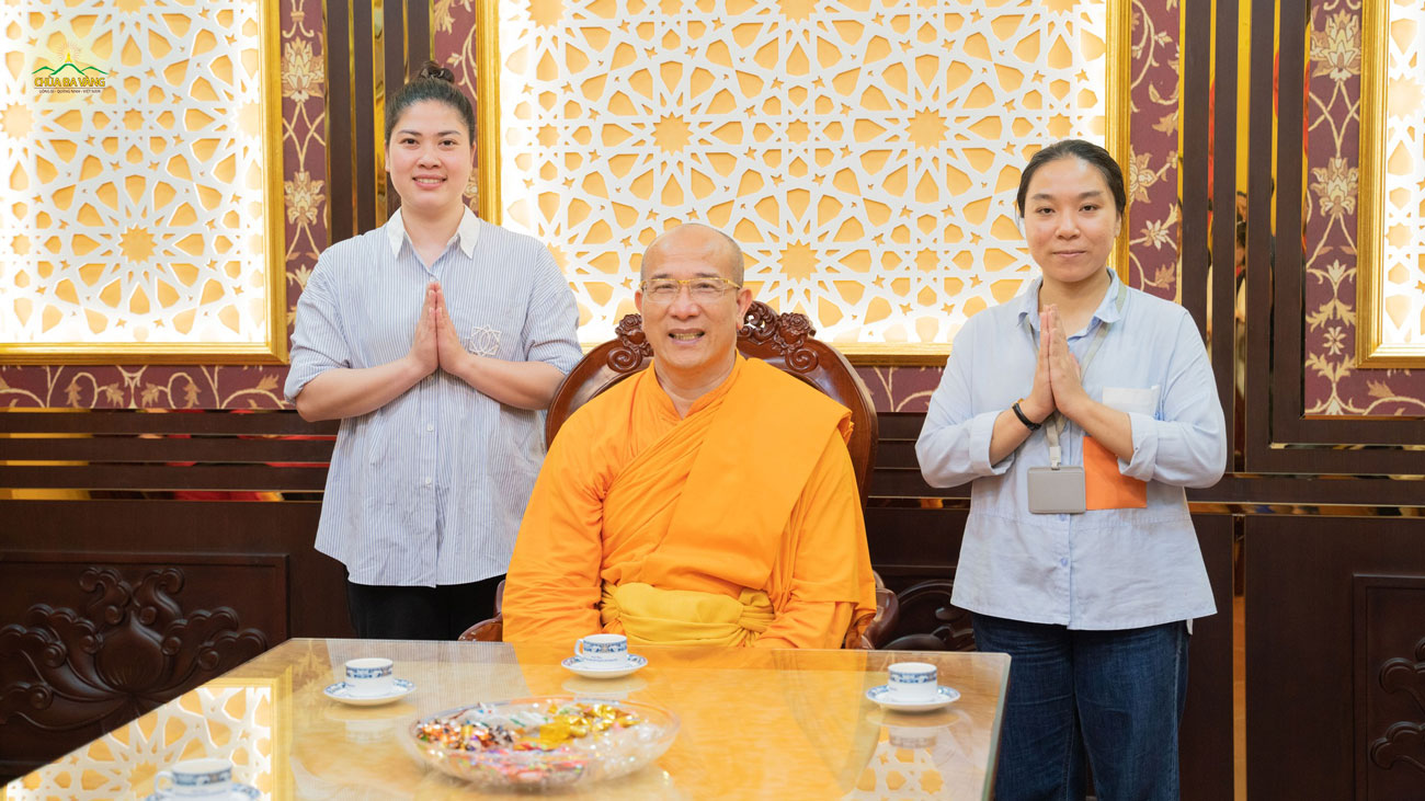 Phật tử xa xứ tại Úc hạnh phúc chụp ảnh cùng Sư Phụ Thích Trúc Thái Minh