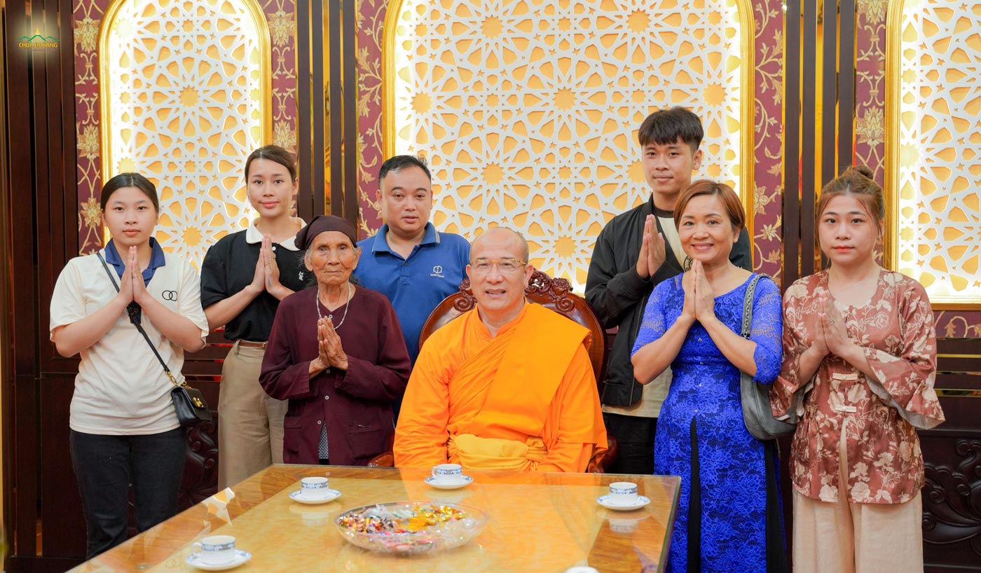 Các phật tử xa xứ tại Đài Loan, Trung Quốc cùng gia đình hân hoan chụp ảnh cùng Sư Phụ Thích Trúc Thái Minh