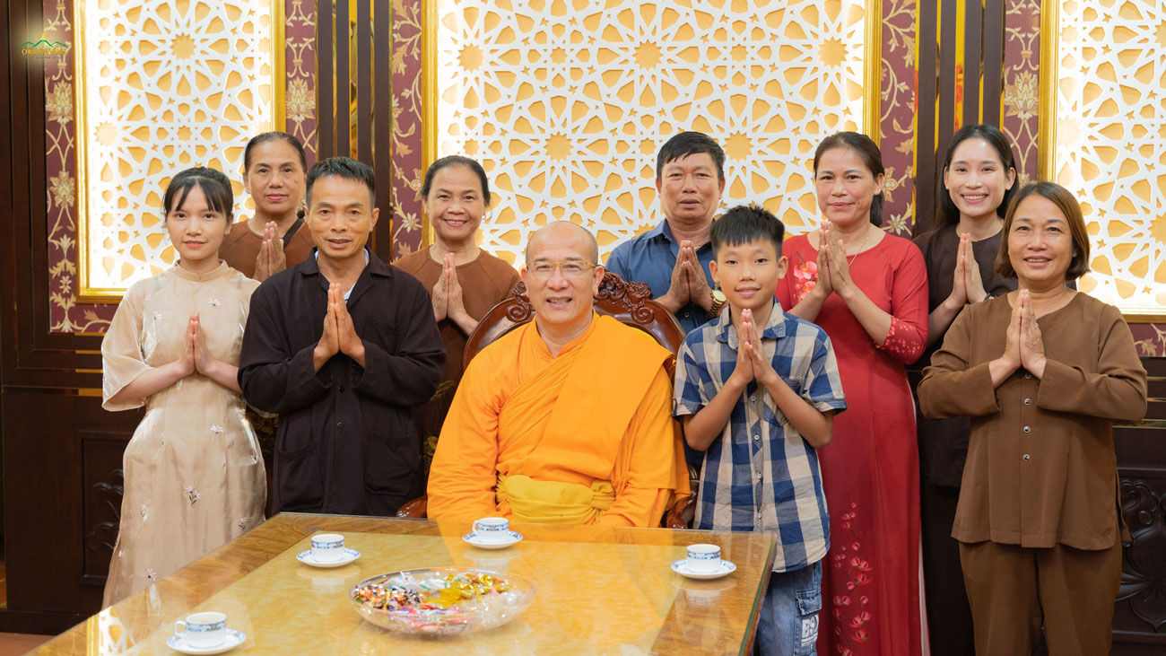 Các phật tử xa xứ tại Nhật Bản cùng gia đình ngập tràn hạnh phúc được chụp ảnh với Sư Phụ Thích Trúc Thái Minh