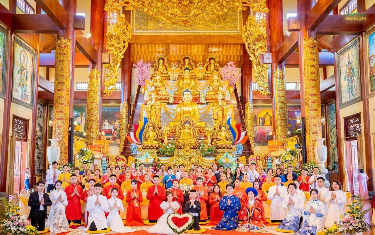 Vợ chồng Phật tử Đào Thị Liên Hương (ngoài cùng bên phải hàng dưới) chụp ảnh kỷ niệm cùng các cặp đôi tân lang và tân nương khác tại chùa Ba Vàng