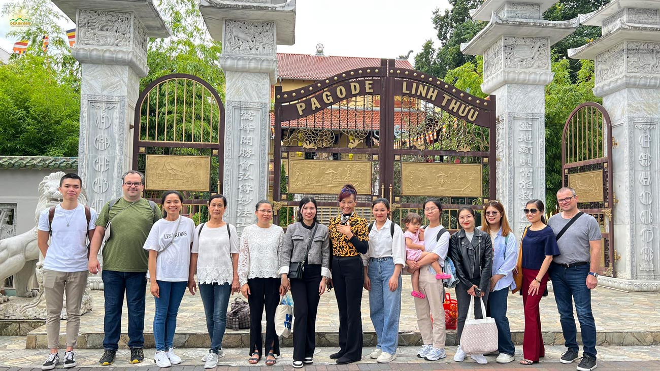 Wir sind sehr glücklich, dass wir im Namen des Clubs Cuc Vang - Ba Vang Pagode die Darbringung in Berlin überreichen konnten. (Chúng mình rất vui khi được đại diện cho CLB Cúc Vàng, chùa Ba Vàng, làm phận sự cúng dường trường hạ tại Berlin, Đức)