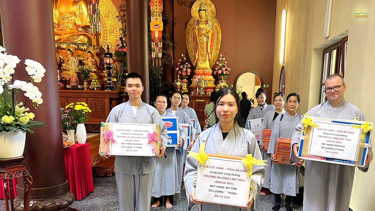 Những phẩm vật thanh tịnh được các Phật tử cùng nhau chuẩn bị và vận chuyển để dâng lên cúng dường Tam Bảo chùa Linh Thứu nước Đức