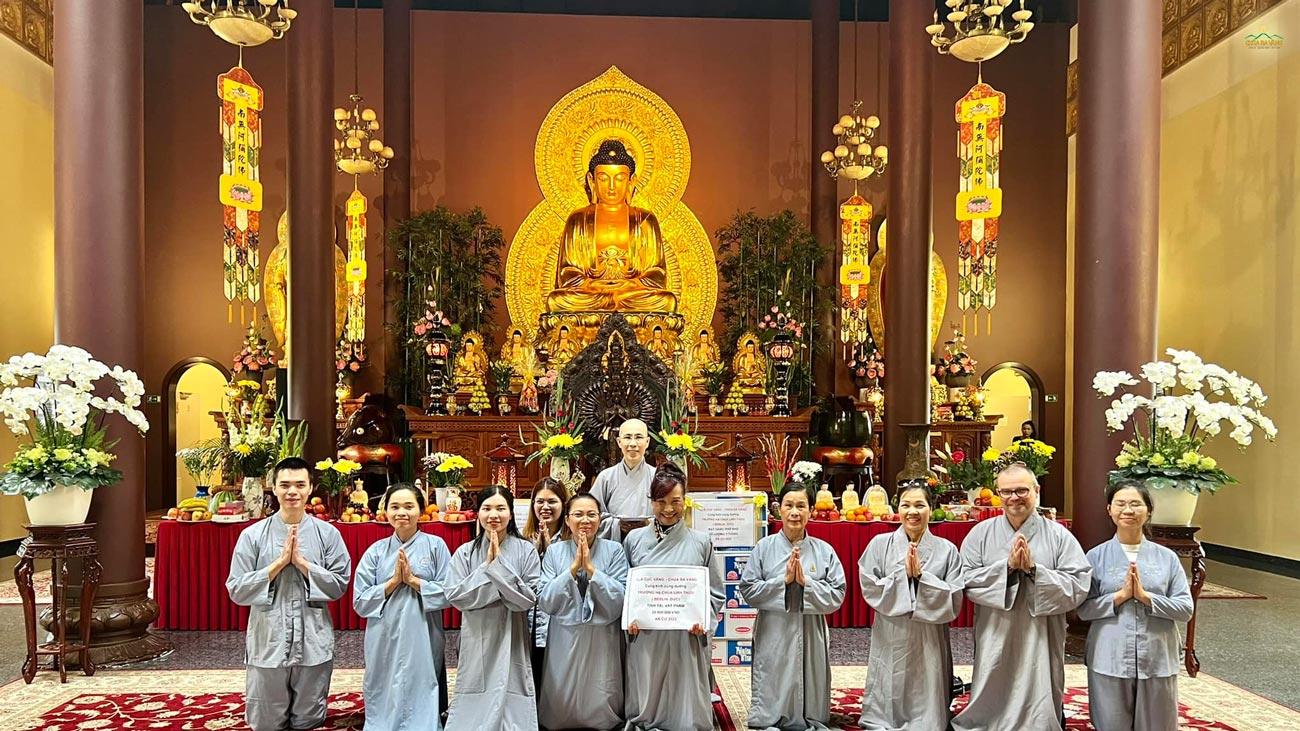 Im Namen des Clubs Cúc Vàng - Ba Vàng Pagode kamen die Buddhisten in der Gemeinschaft der Buddhisten im Ausland zur Pagode Linh Thứu, um den Mönchen Opfergaben darzubringen. (Đại diện cho CLB Cúc Vàng, chùa Ba Vàng, các phật tử trong đạo tràng Phật tử xa xứ Berlin, Đức đã đến chùa Linh Thứu cúng dường trường hạ)