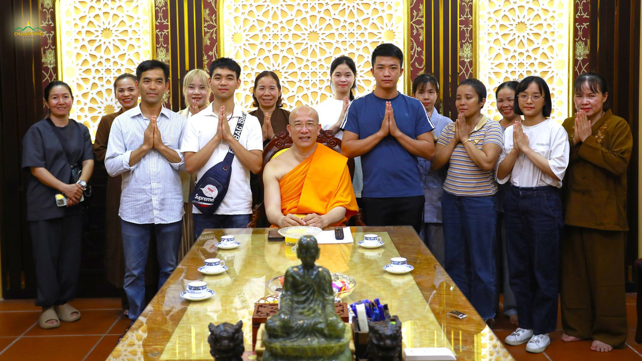 Phật tử xa xứ các nước: Séc, Hàn Quốc, Nhật Bản hạnh phúc chụp ảnh cùng Sư Phụ Thích Trúc Thái Minh