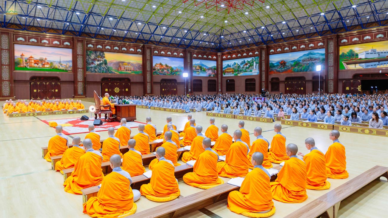 Chư Tăng Ni cùng các Phật tử lắng nghe Sư Phụ giảng Pháp