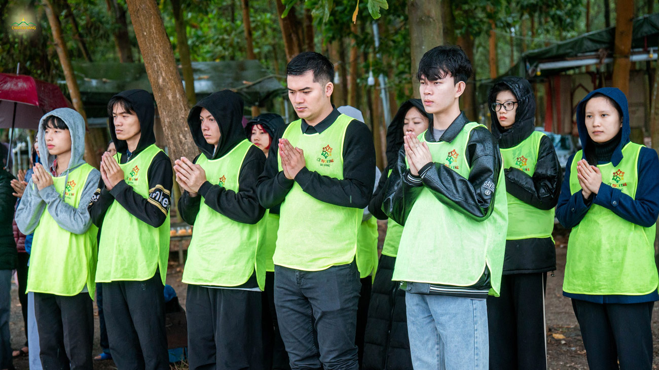 Các thành viên trong CLB Tuổi trẻ cung kính chắp tay hướng tâm theo lời tác lễ của chư Tăng