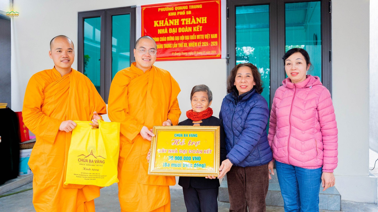 Chùa Ba Vàng hỗ trợ kinh phí xây nhà Đại đoàn kết cho bà Trịnh Thị Vin