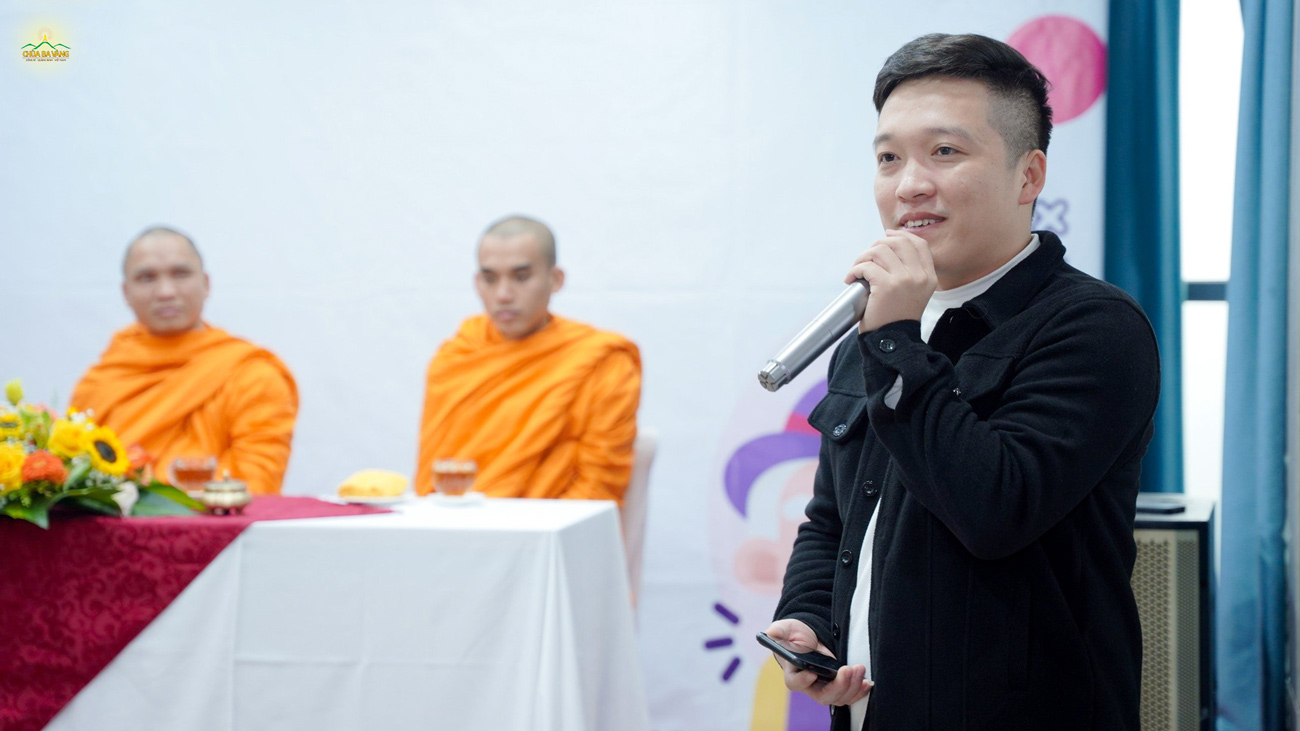 Anh Ngô Hải Linh đại diện cho Trung tâm gửi lời cảm ơn quý Thầy chùa Ba Vàng