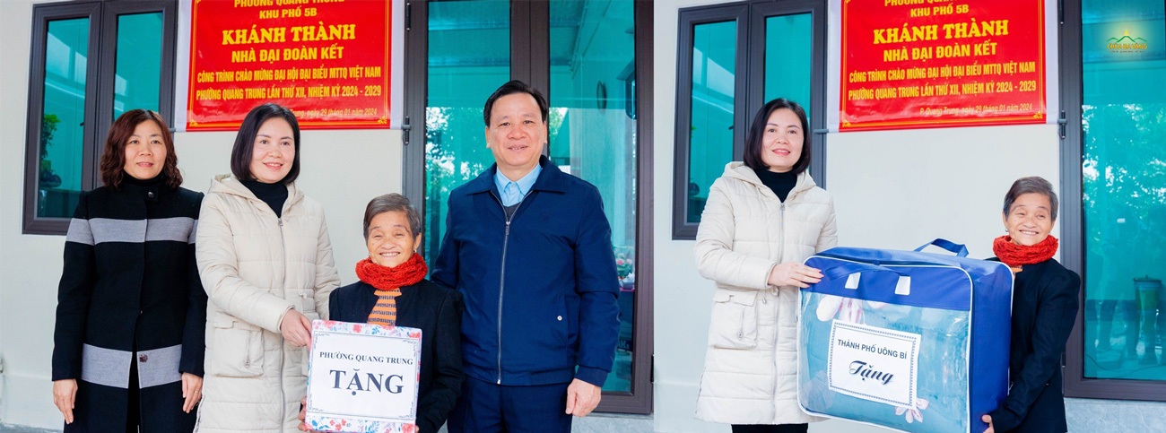 Các lãnh đạo Đảng uỷ - HĐND - UBND - MTTQ phường Quang Trung trao tặng bà Vin những đồ dùng sinh hoạt thiết yếu