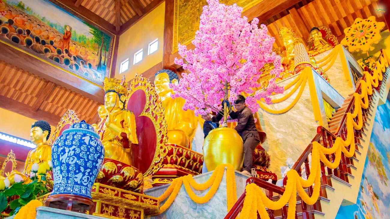 Phật tử cùng nhau đặt hoa đào, trang hoàng ban Tam Bảo
