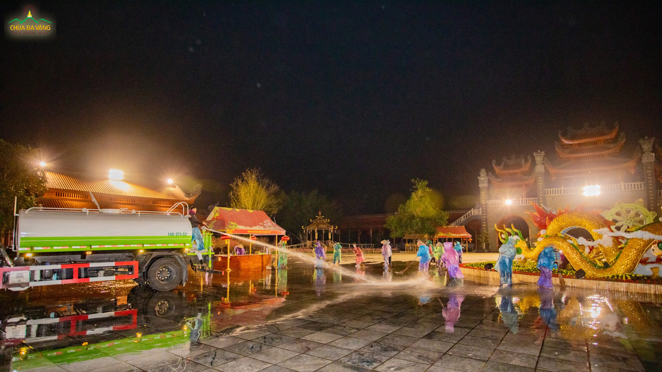 Dù trời đã tối, nhưng các Phật tử vẫn tranh thủ dọn rửa nốt khu vực sân chính điện
