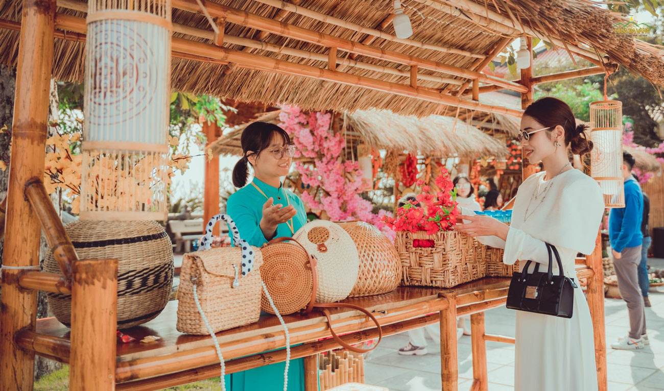 Gian hàng chợ quê với những đồ vật gần gũi của làng quê Việt Nam