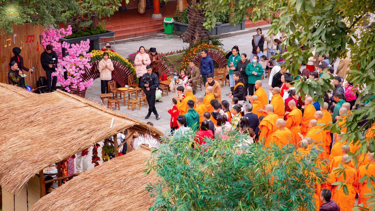Không gian chợ quê được chùa Ba Vàng tái hiện ở tại sân Chính Điện