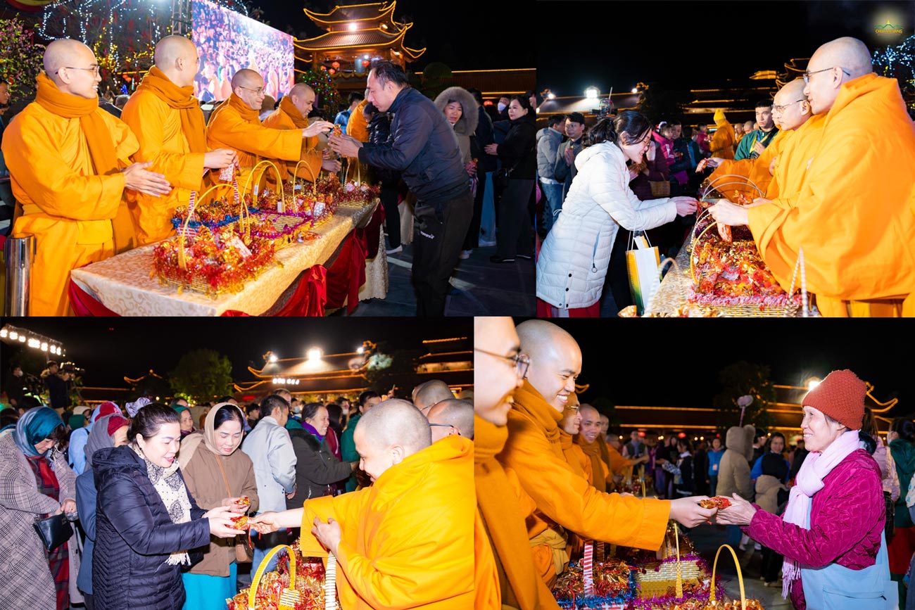 Những túi lộc được chư Tăng trao tận tay tới nhân dân, Phật tử