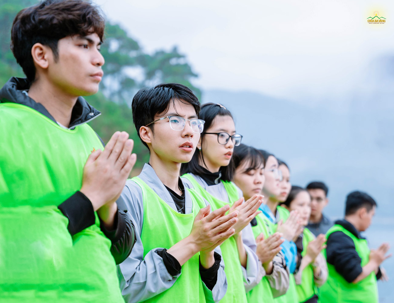 Các thành viên trong CLB Tuổi trẻ cung kính chắp tay hướng tâm theo lời tác lễ của chư Tăng