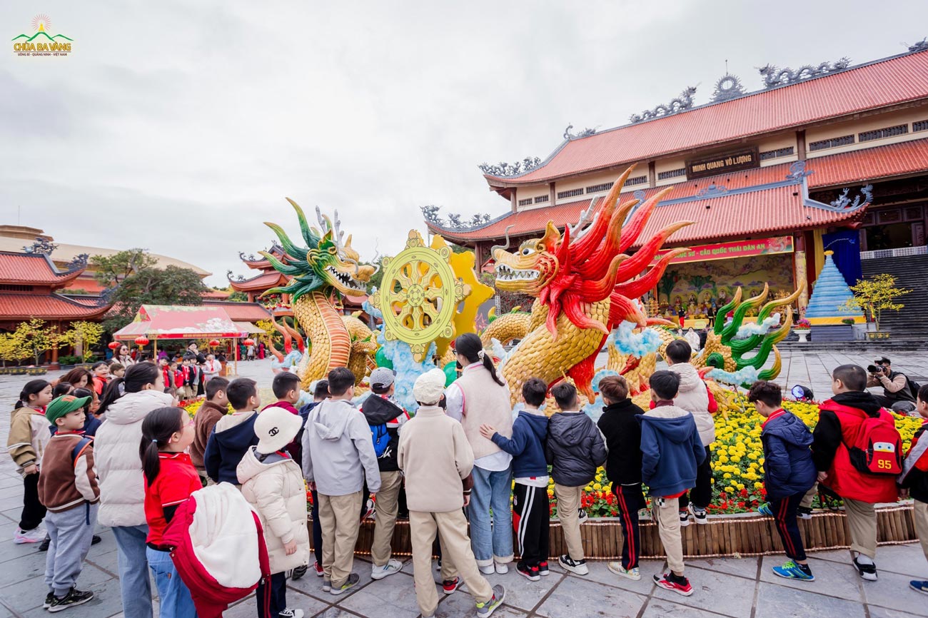 Các bạn tò mò về 2 chú rồng tuyệt đẹp được đặt tại giữa sân chính điện chùa Ba Vàng và đã được chị Phật tử của chùa giới thiệu