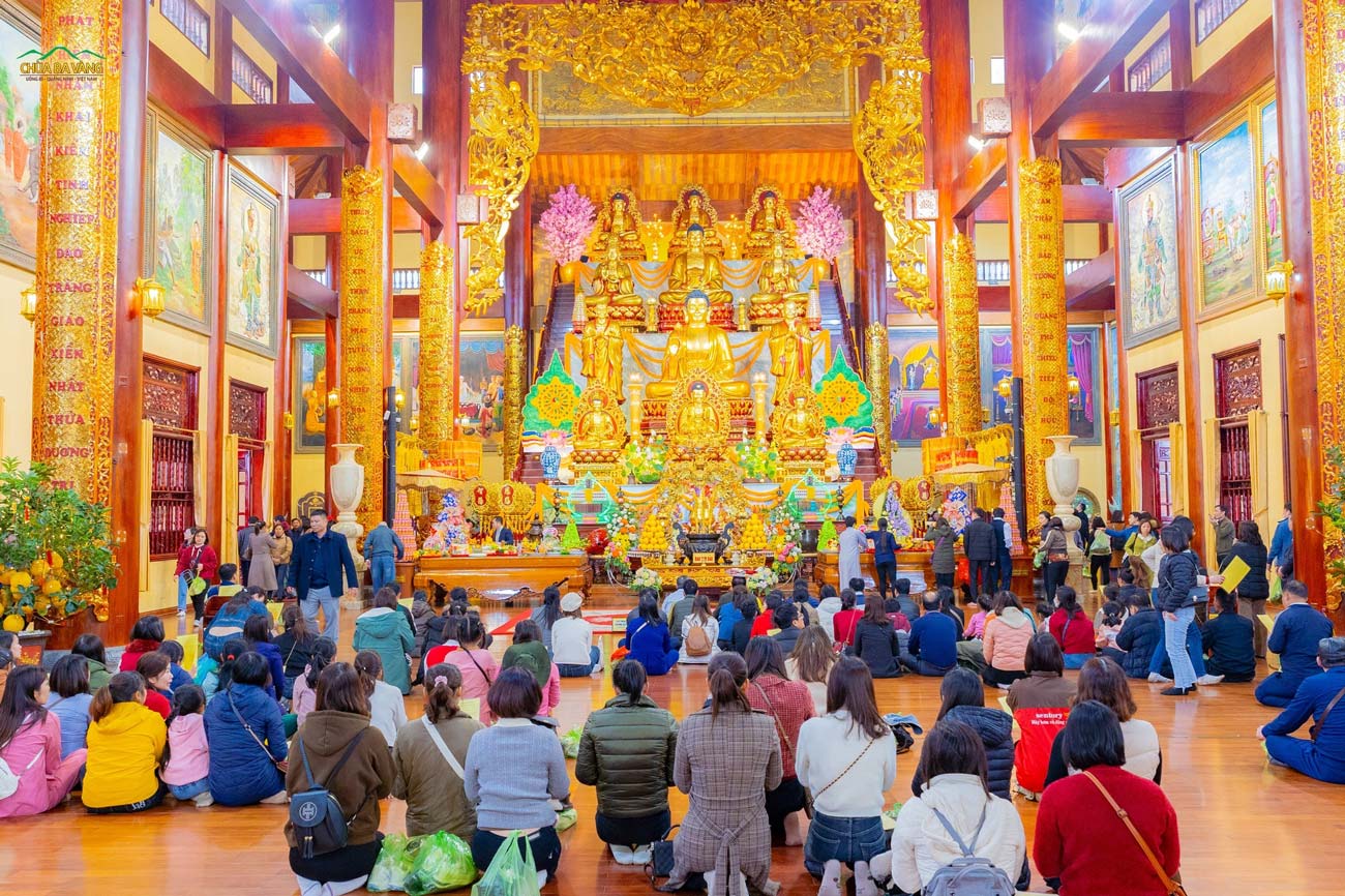 Du khách thập phương lễ Phật tại chính điện chùa Ba Vàng