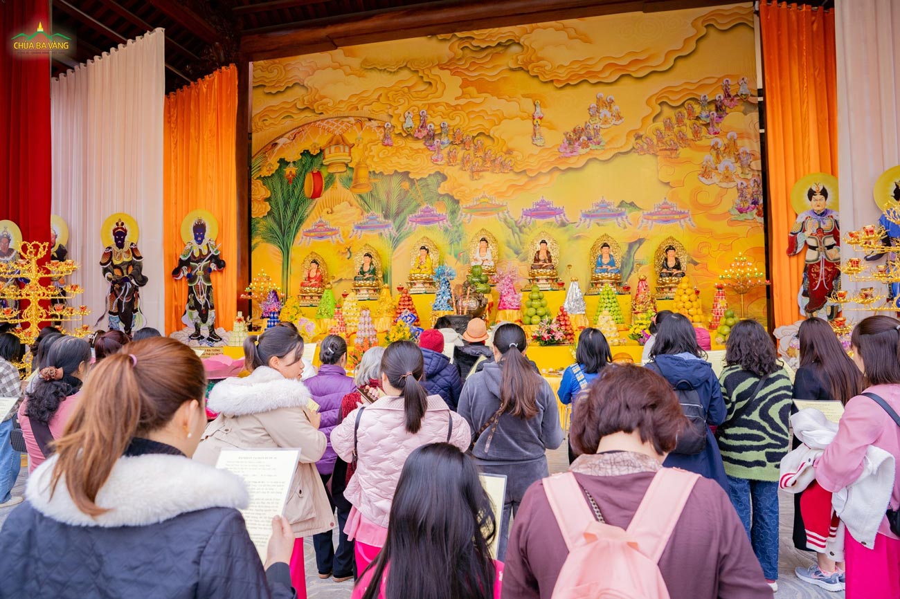 Quý Phật tử, Nhân dân dâng lời cầu nguyện tại ban thờ Đức Phật Dược Sư