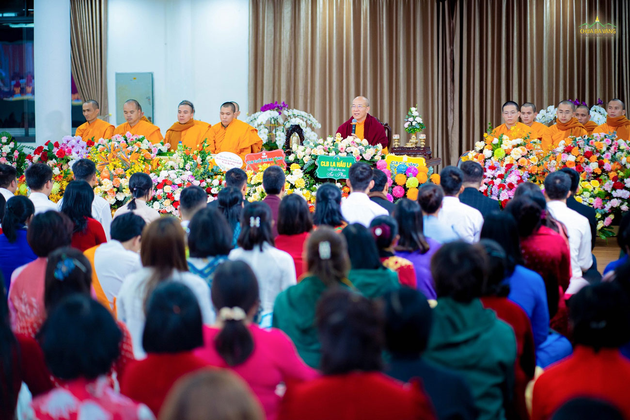 Sư Phụ hoan hỷ đón nhận tấm lòng của các Phật tử và ban lời đạo từ ý nghĩa