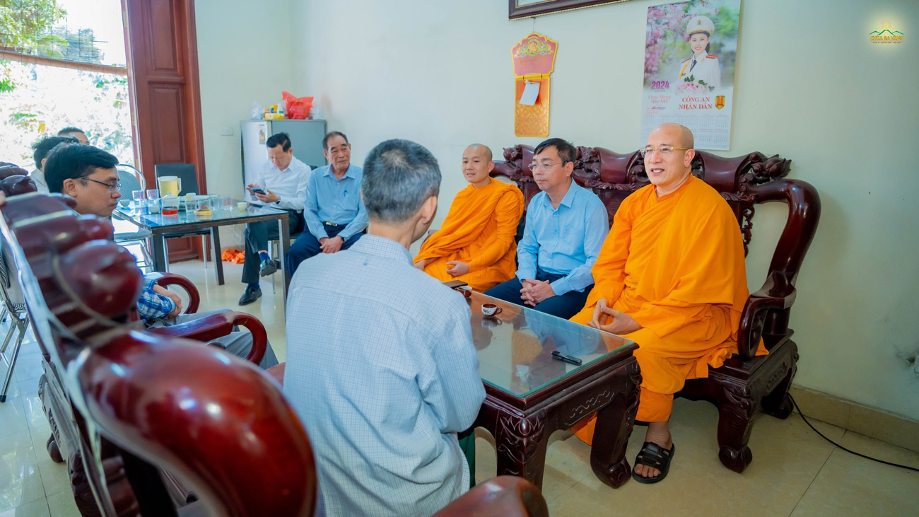 Tại nhà bố mẹ của anh Cương, Sư Phụ cùng đại diện chính quyền địa phương đến và hỏi thăm sức khỏe anh Cương